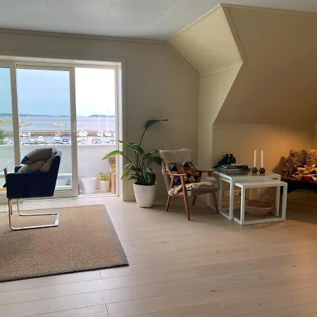 Takvaning Pa Strandpromenaden Med Havsutsikt *